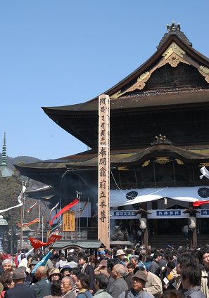 本堂前に建つ大回向柱